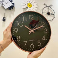Đồng hồ treo tường động cơ kim trôi Quartz cao cấp, Màu đen viền vàng