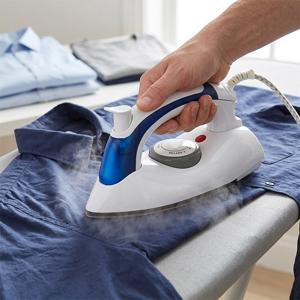 Bàn là hơi nước cầm tay mini thiết kế gấp gọn