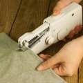 Máy may mini cầm tay nhỏ gọn, tiện dụng cho gia đình